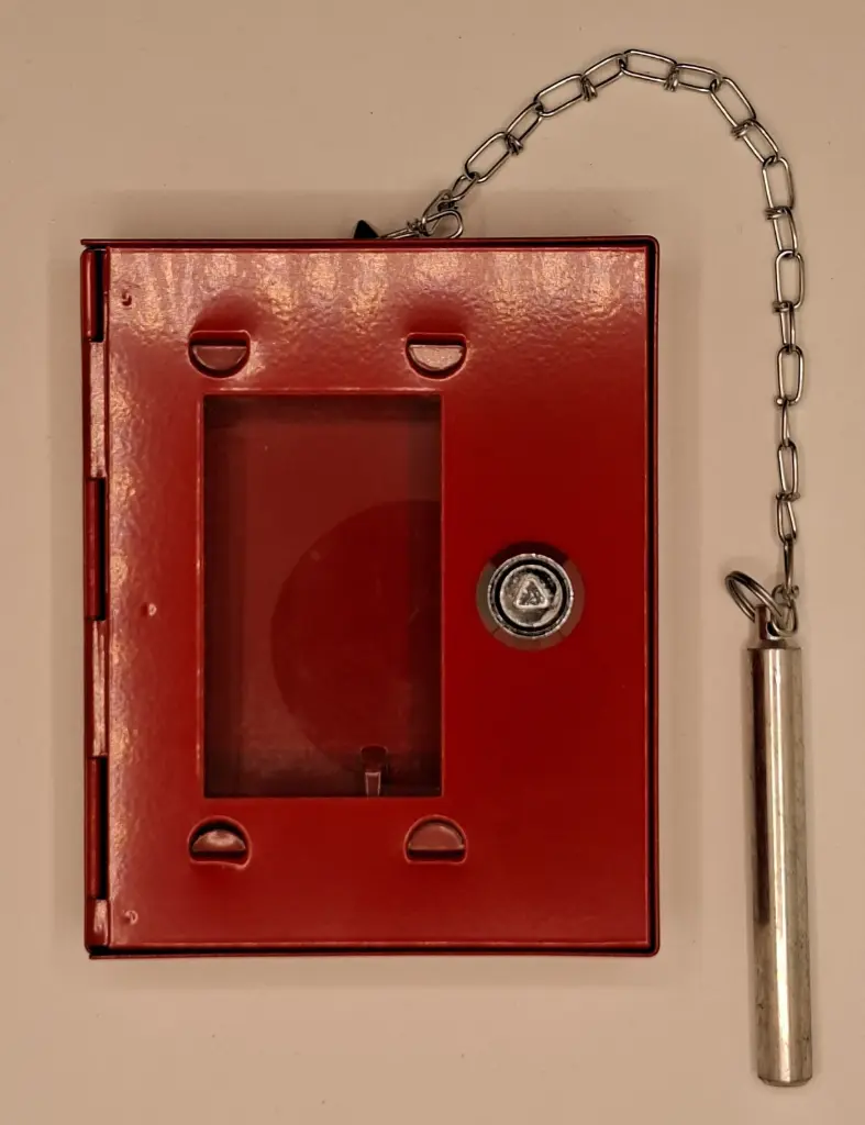 Noodsleutelkast rood met klopper en driehoeksleutelslot